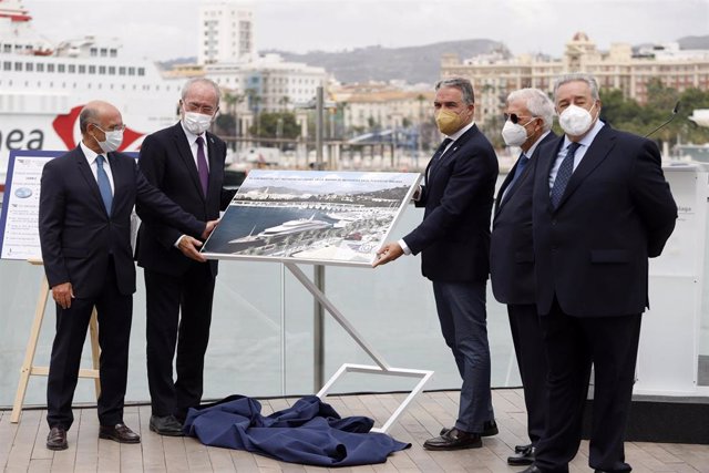 El consejero de la Presidencia, Administración Pública e Interior, Elías Bendodo; el presidente de la Autoridad Portuaria, Carlos Rubio; el alcalde, Francisco de la Torre; y el presidente de IGY Málaga Marina, José Luis Almazán