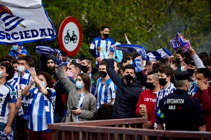 Varios aficionados de la Real Sociedad celebran la llegada del equipo a San Sebastián, tras ganar la final de la Copa del Rey, a 4 de abril de 2021, en San Sebastián, Euskadi (España). La Real Sociedad conquistó la Copa del Rey de la temporada 2019/2020