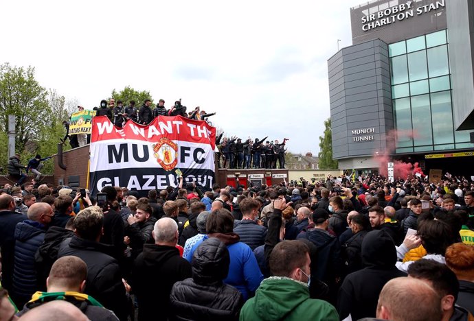 02 May 2021, United Kingdom, Manchester: Fans hold up a banner as they protest against the Glazer family, owners of Manchester United, before their English Premier League soccer match against Liverpool at Old Trafford. Photo: Barrington Coombs/PA Wire/d