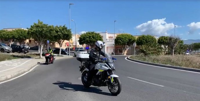 Un agente de Policía Local de Almería en moto