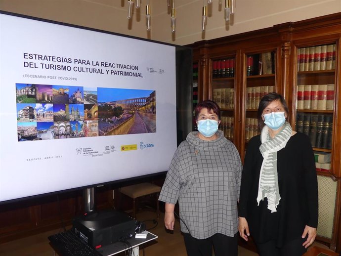 La alcaldesa de Segovia, Clara Luquero (izquierda) y la concejal de Turismo, Gina Aguiar.
