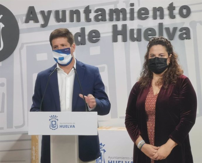 Rueda de prensa de Guillermo García de Longoria, portavoz del grupo municipal de Cs en el Ayuntamiento de Huelva, junto a la viceportavoz, Noelia Álvarez.