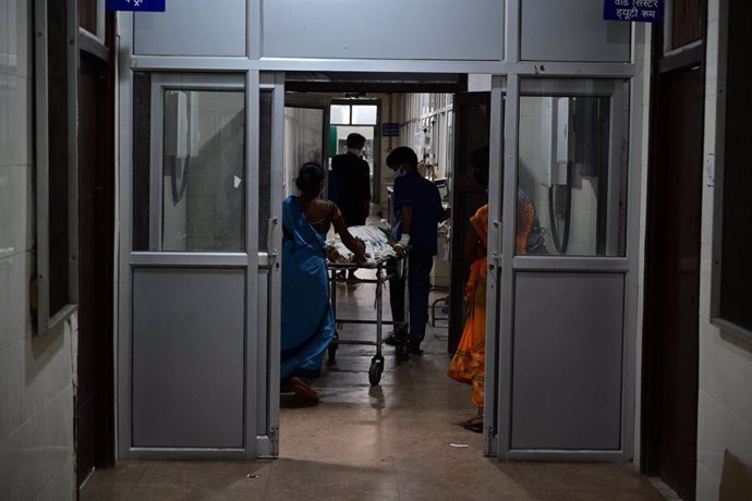 Médicos trasladan a un paciente de COVID-19 en Prayagraj, India. 