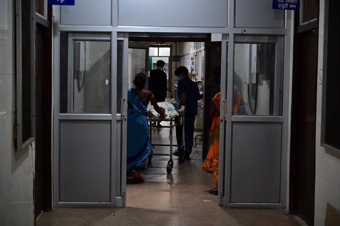 03 May 2021, India, Prayagraj: Medics transport a a COVID-19 patient into the Swaroop Rani Neharu Hospital amid a critical coronavirus infection rates. Photo: Prabhat Kumar Verma/ZUMA Wire/dpa