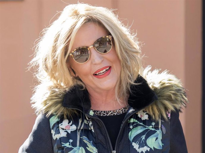 Archivo - Lydia Lozano sale a las puertas de su domicilio el día de su 60 cumpleaños, en Madrid