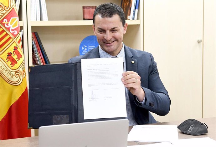 El ministro andorrano de Presidencia, Economía y Empresa, Jordi Gallardo, mostrando un acuerdo firmado telemáticamente con el Israel Innovation Institute.