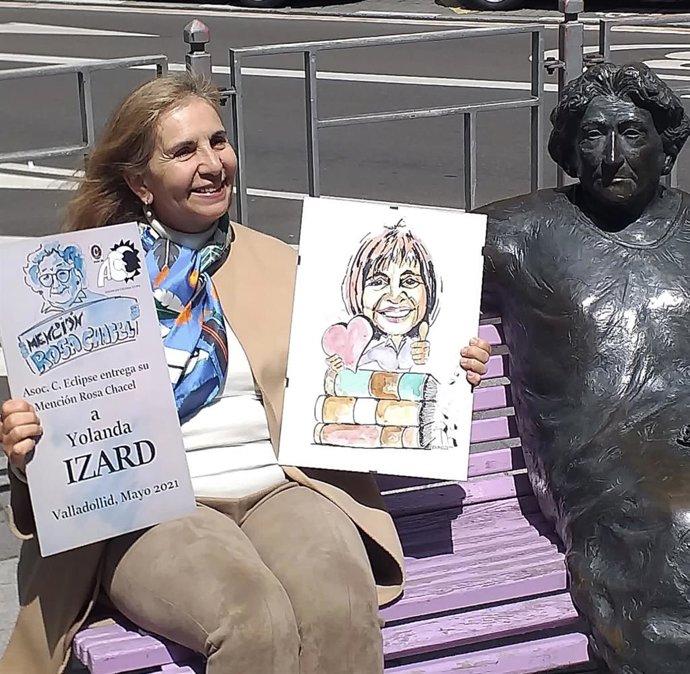 Yolanda Izard posa con la Mención Rosa Chacel junto a la estatua que recuerda a la autora vallisoletana que da nombre al reconocimiento.
