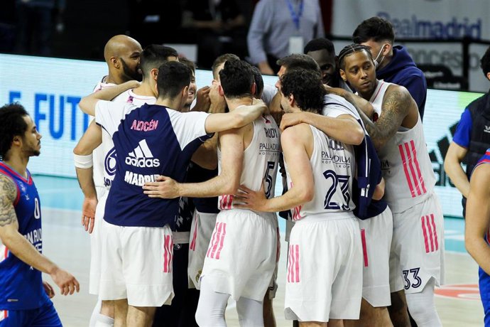 Jugadores del Real Madrid celebran la última victoria ante el Efes en Euroliga