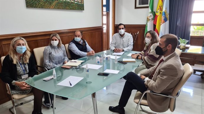 Reunión del alcalde de Villanueva del Ariscal y la delegada territorial de Salud