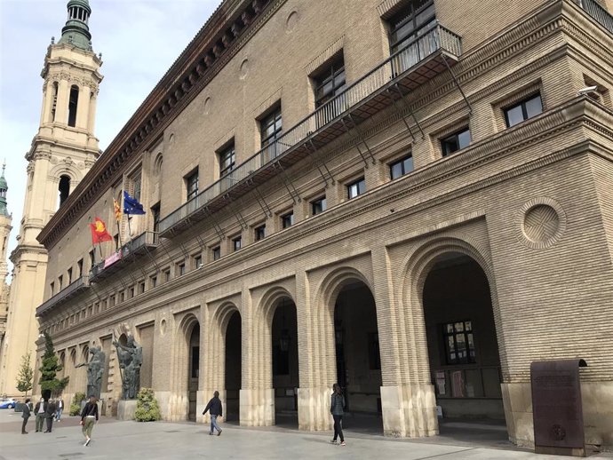 Archivo - El Ayuntamiento de Zaragoza desde el lateral derecho