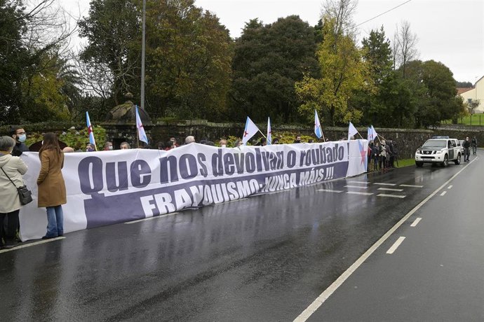 Archivo - Manifestantes durante un performance en las inmediaciones del pazo de Meirás el día de su entrega al Estado