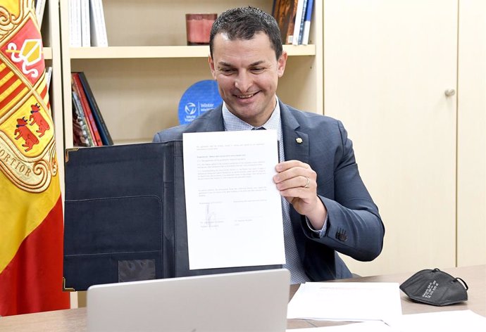 El ministre andorr de Presidncia, Economia i Empresa, Jordi Gallardo, mostra un acord signat telemticament amb l'Israel Innovation Institute.