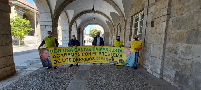 Asociación de Maltratados por la Administración se concentra en el Parlamento