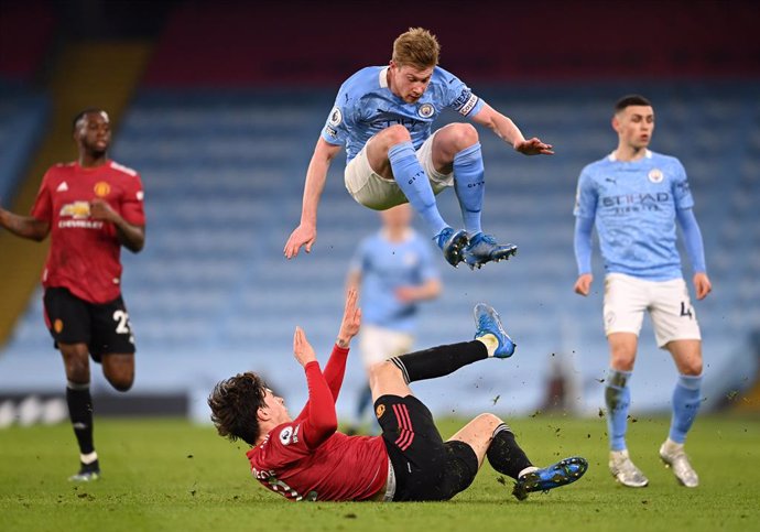 Archivo - 07 March 2021, United Kingdom, Manchester: Manchester United's Victor Lindelof challenges Manchester City's Kevin De Bruyne during the English Premier League soccer match between Manchester City and Manchester United at the Etihad Stadium. Pho