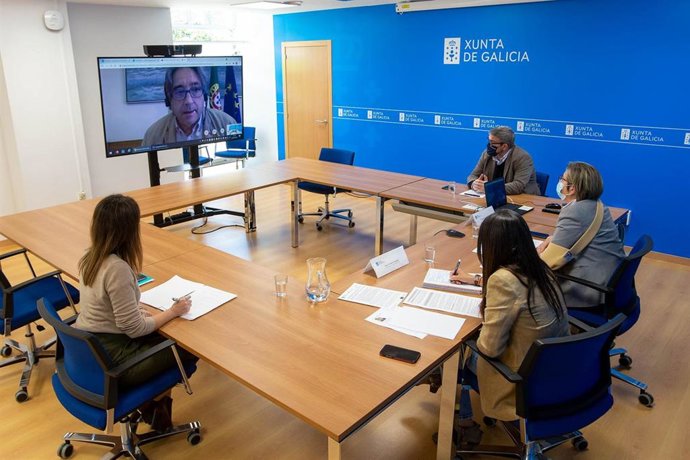 La conselleira do Mar, Rosa Quintana, se reúne con el presidente del Consejo de de Ministros de Pesca de la UE, Ricardo Serro.