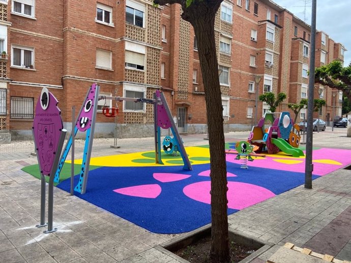 La calle Teniente Palacio de Calahorra cuenta con nuevos juegos infantiles