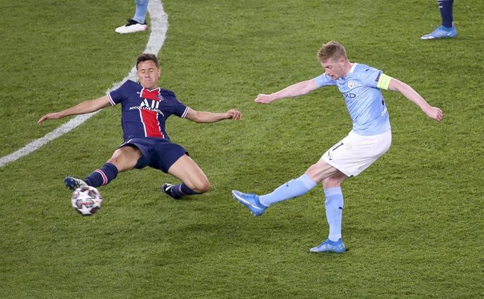Kevin de Bruyne tira a portería ante Ander Herrera en el PSG-City de ida de semifinales de la Liga de Campeones