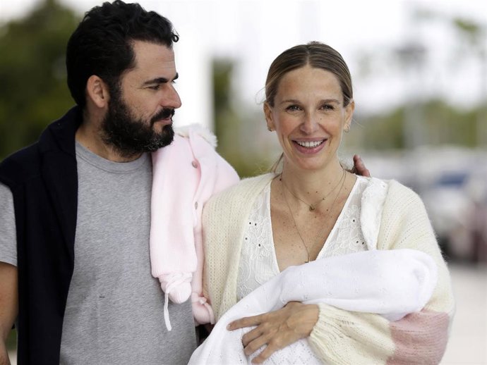 Emiliano Suárez y Carola Baleztena salen del hospital junto a Juana