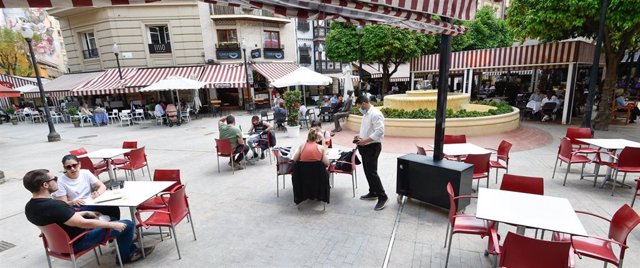 Varias personas en la terraza de un bar, a 27 de abril de 2021, en Murcia, Región de Murcia (España). La Región de Murcia ha sido la primera comunidad autónoma en acceder al nivel de ‘nueva normalidad’ al mejorar sus índices relativos a la pandemia. Este 