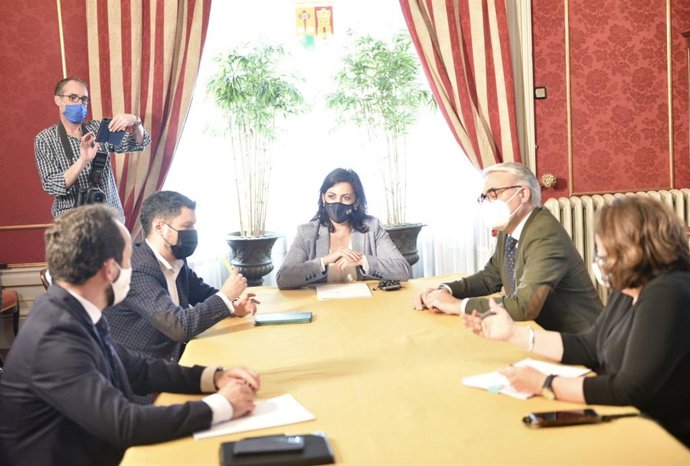 Reunión de la presidenta regional con los portavoces de los grupos parlamentarios de La Rioja