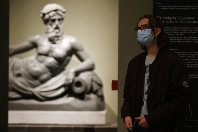 Un visitante observa una escultura presente en los Museos Capitolinos de Roma, Italia, recientemente reabiertos como parte del plan de desescalada.