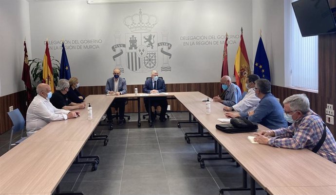 Foto de la reunión del delegado del Gobierno con representantes de vecinos y vecinas de Barriomar