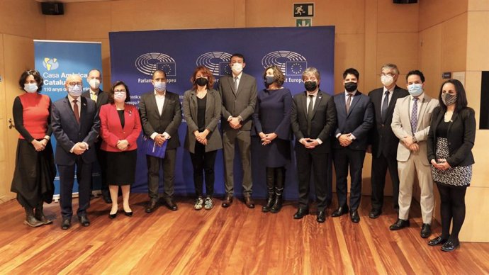 Representants del cos consular llatinoameric a Barcelona reunits amb l'eurodiputat i copresident d'EuroLat, Javi López