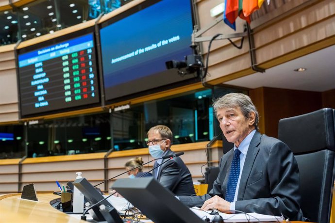 HANDOUT - 28 April 2021, Belgium, Brussels: President of the European Parliament David Sassoli (R) announces the results of the voting on the Brexit trade deal between the European Union and Britain, during a plenary session of the European Parliament. 