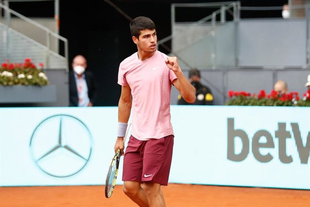 Carlos Alcaraz celebra su victoria en Madrid