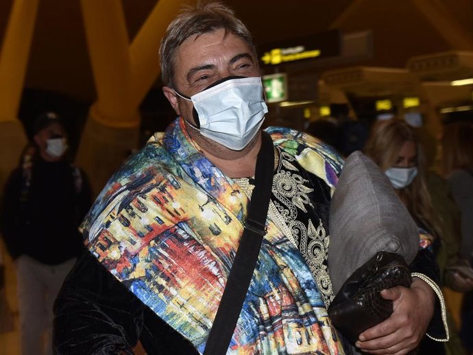 Archivo - El bailarín Antonio Canales, participante de 'Supervivientes' llegando al aeropuerto para viajar a Honduras, en Madrid