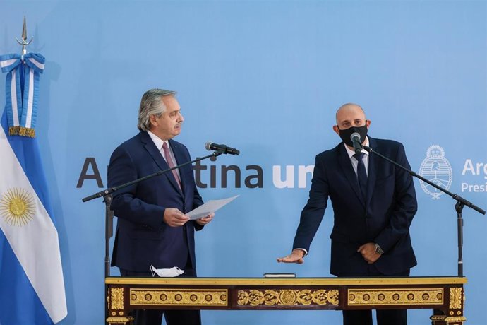 El presidente de Argentina, Alberto Fernández, toma juramento al nuevo ministro de transporte, Alexis Guerrera.