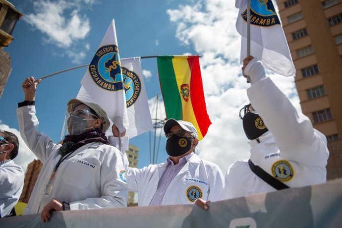 Archivo - 17 March 2021, Bolivia, La Paz: Doctors take part in a protest against the arrest of Bolivia's former interim president Jeanine Anez and other ex-ministers. A group of doctors took part in the rally, calling for the repeal of a new law which, 
