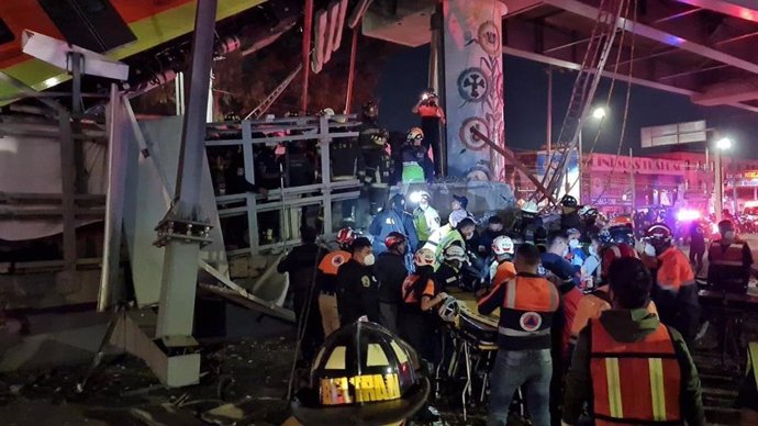 Rescat dels ferits per l'enfonsament del pont per on passava el metro de Ciutat de Mxic.