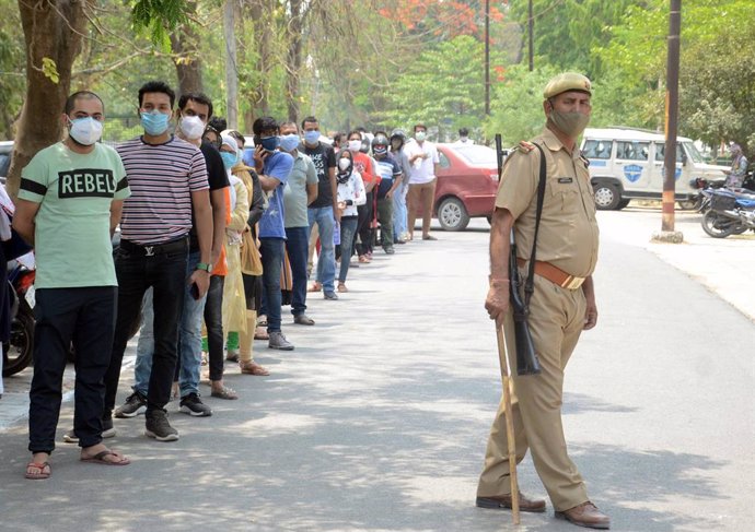 01 May 2021, India, Prayagraj: People wait in a queue to receive their first dose of a coronavirus (COVID-19) vaccine at Moti Lal Nehru Medical College. Photo: Prabhat Kumar Verma/ZUMA Wire/dpa