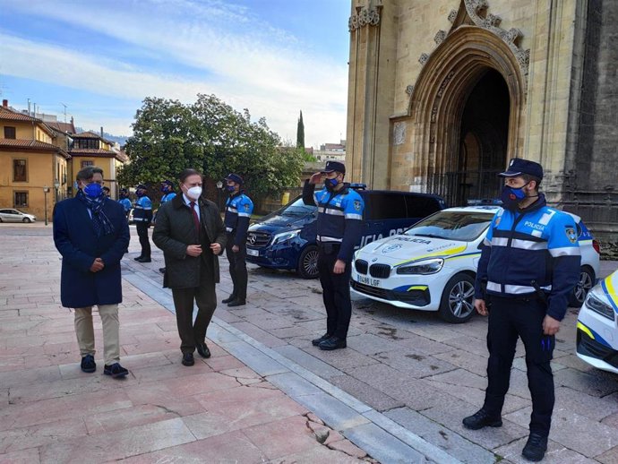 El alcalde de Oviedo, Alfredo Canteli, y el concejal de Seguridad Ciudadana, José Ramón Prado, saludan a los nuevos policías locales que se incorporan al servicio de Policía de Barrio.