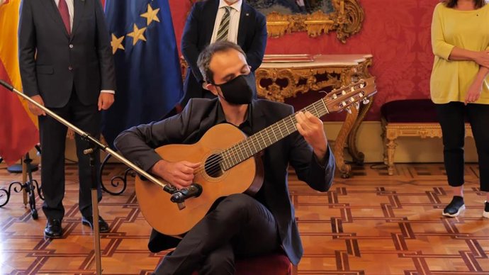El guitarrista Gaspar Muller, ganador del concurso musical del Día de Europa 2020, interpreta el 'Himno de la Alegría' en el Parlament con motivo del acto institucional por el Día de Europa.