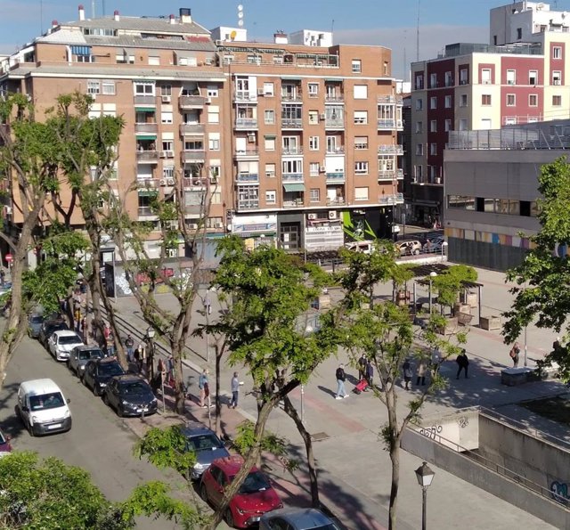 Largas colas en la entrada de los colegios electorales en la capital