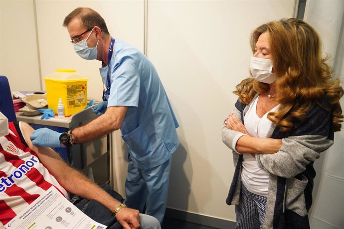 Archivo - La consejera de Sanidad en Euskadi, Gotzone Sagardui, en un dispositivo de vacunación contra la covid-19 .