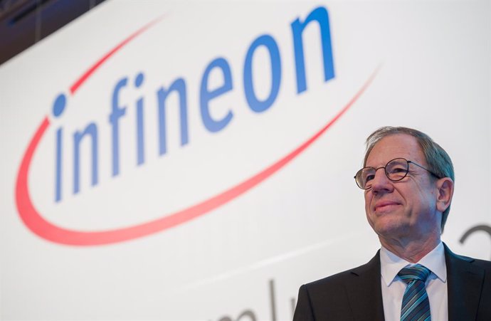 Archivo - 20 February 2020, Bavaria, Munich: Chief Executive of Infineon Technologies Reinhard Plossstands on the stage before the start of the Infineon Annual General Meeting. Photo: Peter Kneffel/dpa