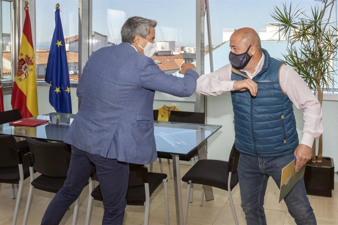 El vicepresidente de Cantabria y consejero de Universidades, Igualdad, Cultura y Deporte, Pablo Zuloaga, recibe al alcalde de Cartes, Agustín Molleda.