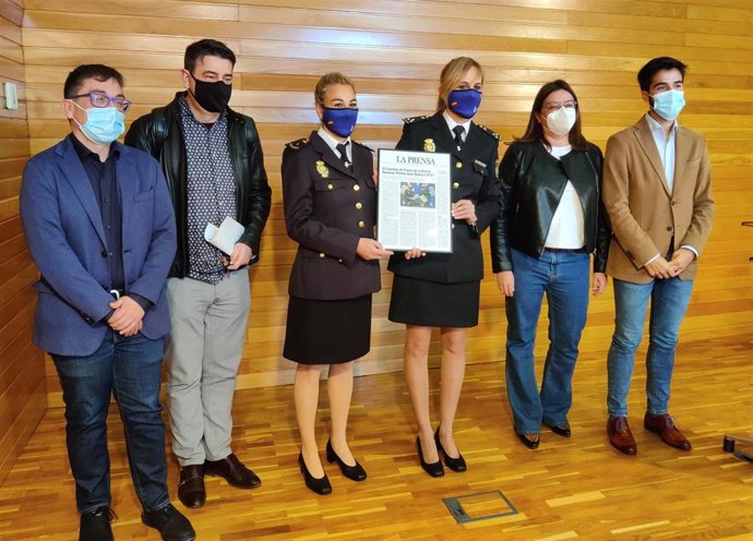 Los finalistas del premio 'Gran Reserva 2021' con las ganadoras en el centro, el Gabinete de Prensa de Policía Nacional en La Rioja, compuesto por Olga Fernández y Desirée González