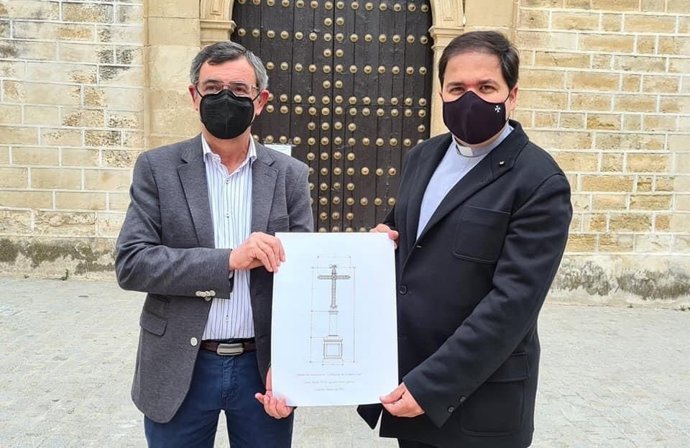 El presidente de la Agrupación de Cofradías de Aguilar, José Cabezas, presenta el boceto de la nueva cruz junto al párroco de Aguilar Pablo Lora.