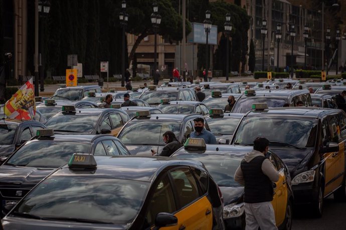 Archivo - Fila de taxistas que participaron en una marcha lenta en Barcelona, Catalunya, (España), a 18 de marzo de 2021