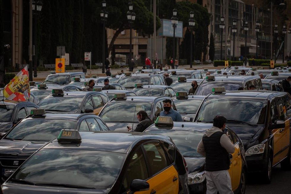 Archivo - Fila de taxistas que participaron en una marcha lenta en Barcelona, Catalunya, (España), a 18 de marzo de 2021