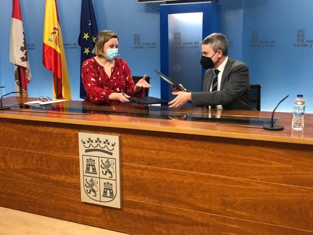 La consejera de Familia e Igualdad de Oportunidades, Isabel Blanco, y el presidente de la Federación Autismo de Castilla y León, Miguel de Casas.