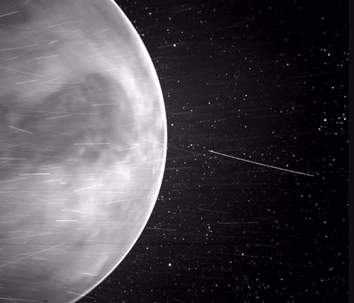 Durante su tercer sobrevuelo de Venus el 11 de julio de 2020, el generador de imágenes WISPR de Parker Solar Probe capturó esta vista del lado nocturno de Venus desde 7,693 millas de distancia.