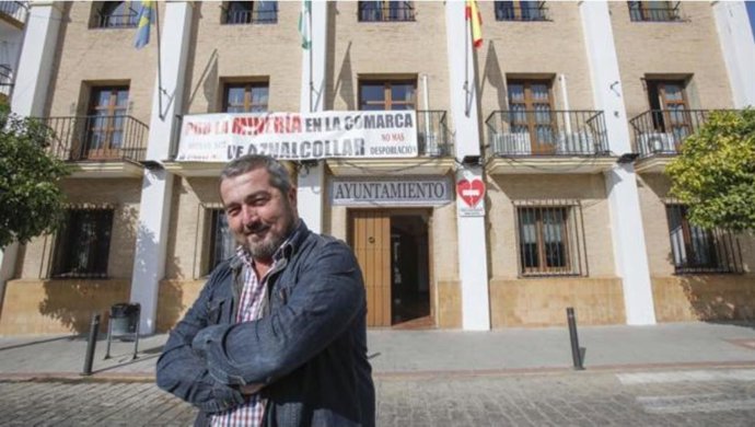 El alcalde del municipio sevillano de Aznalcóllar, Juan José Fernández, ante el Ayuntamiento