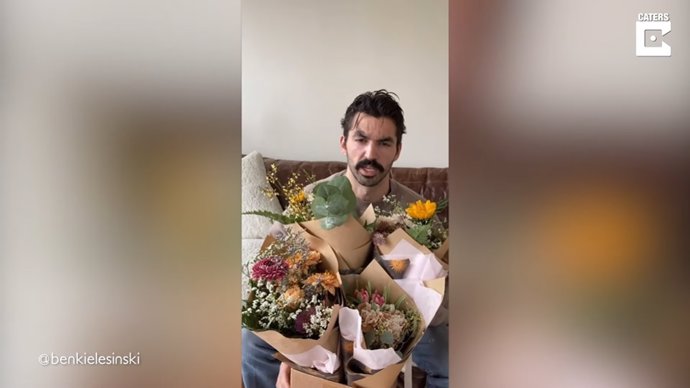 Este hombre decide sorprender a las mujeres más importantes de su vida regalándoles flores