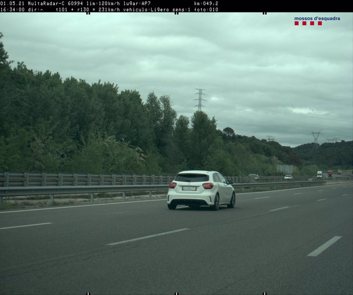 Un cotxe circula a 231 quilmetres per hora a l'autopista AP-7, a Sant Juli de Ramis (Girona).
