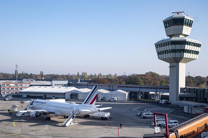 Archivo - 08 November 2020, Berlin: An Airbus of the French airline Air France is about to take off from the airfield of the Berlin airport Tegel (TXL). The Air France AF 1235 is the last aircraft to take off from Berlin's Tegel airport headinf to Paris